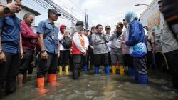 Tinjau Korban Banjir Rawa Buaya, Instruksi Tambah Pompa Agar Air Cepat Surut