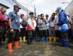 Tinjau Korban Banjir Rawa Buaya, Instruksi Tambah Pompa Agar Air Cepat Surut