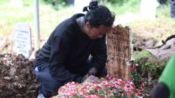 Reza Arap Tertunduk Lemas di Pemakaman Lula Lahfah karena Sangat Terpukul
