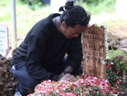 Reza Arap Tertunduk Lemas di Pemakaman Lula Lahfah karena Sangat Terpukul