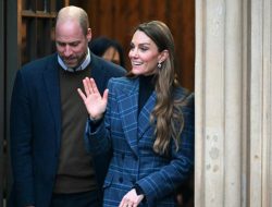 Inspirasi Padu-padan Mantel Tartan agar Tampil Menarik dan Stylish