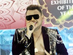 Seniman Arif Enter Tampil di Singapura Bawakan Lagu Seperti Mati Lampu dari King Nassar