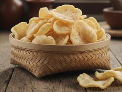 Membuat Kerupuk dari Sisa Kepala Udang yang Praktis dan Bergizi